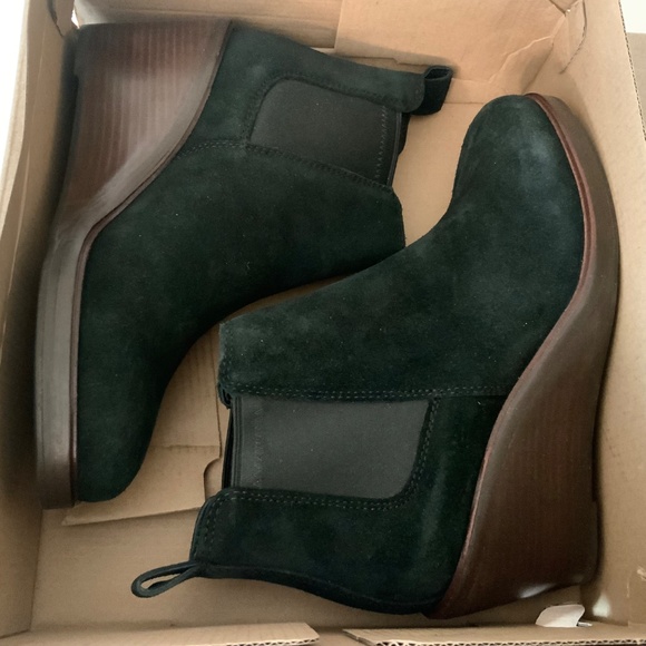 Clarks Women's Clarkdale 2 Top Black Suede Wedged Booties Chelsea Ankle Boots 9 - Picture 6 of 10